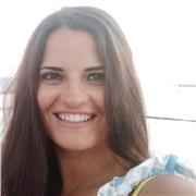 Giovane insegnante impartisce lezioni private di materie letterarie e aiuto compiti